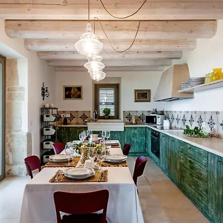 Casale Donna Costanza *